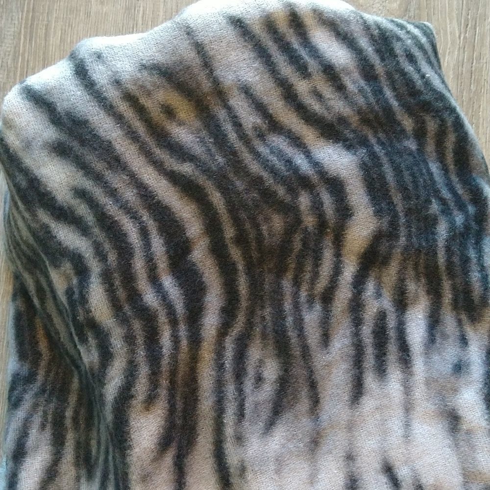 Soft Gray Print Scarf - Picture 3 of 4